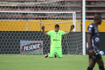 Chávez antes de cada partido se encomienda a Dios.