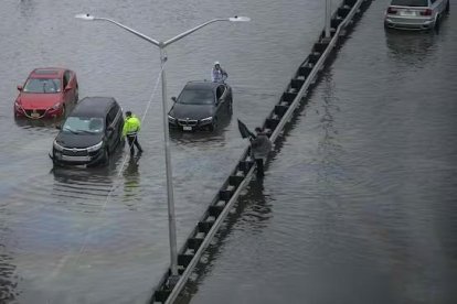 Vehículos varados en la autopista FDR por las inundaciones en Manhattan, Nueva York, el 29 de septiembre de 2023.