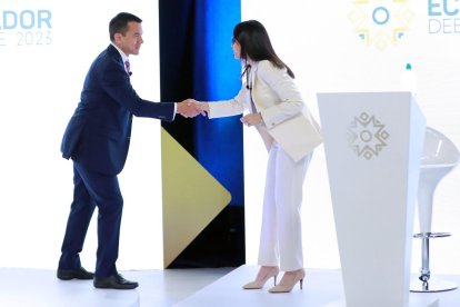 Dentro del set de televisión los candidatos se saludaron.