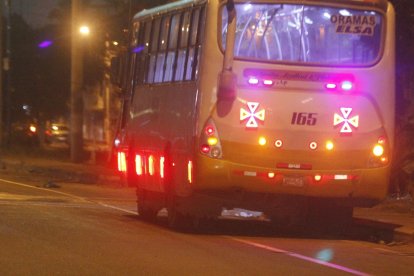 Los buses que transitan en las noches lucen vacíos.
