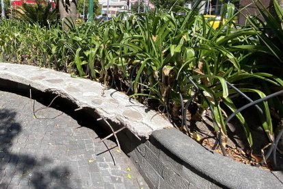 En la Plaza de los Presidentes hay una banda con daños.