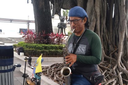 Dentro del repertorio de Luis está la icónica canción 'Guayaquileño, madera de guerrero'.