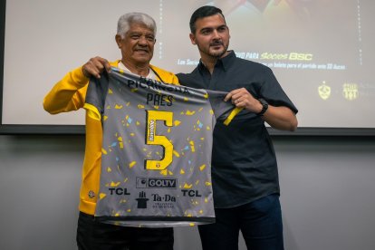 Antonio Álvarez junto a Pepe Páez ex jugador amarillo que visita el país.