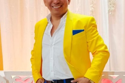 Su traje no será un Óscar de la Renta, pero Óscar Apolinario le 'echa cabeza' a la hora de diseñar sus trajes.