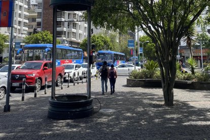 Un tótem se destruye en la avenida Amazonas y Jorge Washington, en La Mariscal.