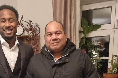 John Yeboah (i) junto a su tío Willy Zamora, en Hamburgo, Alemania.