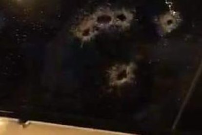 Los proyectiles impactaron la cabeza y el cuello. Así quedó la ventana de su carro tras el ataque.