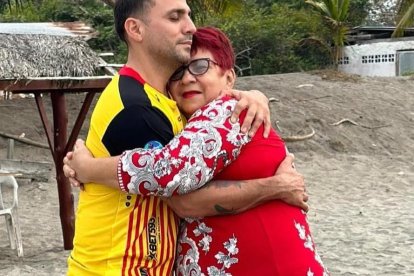 Jonathan junto a su madre. Esta foto la publicó en su Instagram.