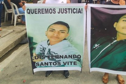 Allegados de Luis hicieron carteles con su fotografía, con ellos piden que el deceso del joven no quede en la impunidad.