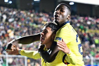 Moisés Caicedo celebró el gol junto a Kendry Páez.