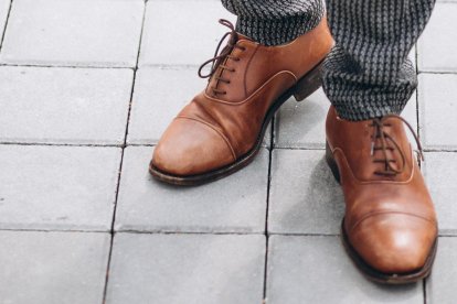 El calzado debe estar bien amoldado al pie, siempre cuidando de su limpieza y de los detalles: no rotos ni desgastados.