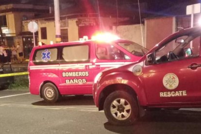 Personal del Cuerpo de Bomberos de Baños fueron hasta la escena del crimen.