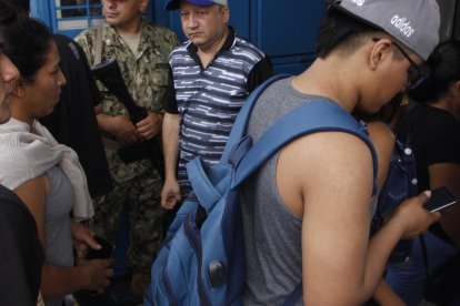 En el ingreso del Federico González Suárez, en la mañana del 15 de octubre, nadie revisaba las mochilas.