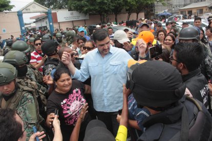 El alcalde de Guayaquil a su llegada al colegio Provincia de Bolívar, para ejercer su derecho al voto.