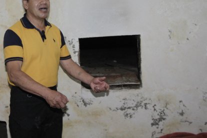 Jesús Ramos muestra el horno que su padre construyó hace medio siglo.