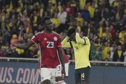 El colombiano Sánchez se lamenta, al igual que el ecuatoriano Chávez (atrás), en el 0-0 de Ecuador vs. Colombia.