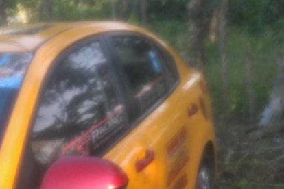 El taxi que conducía el chofer estaba a unos 50 metros.