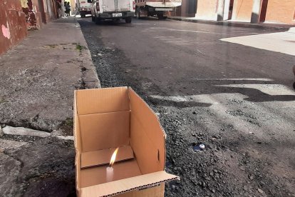 Familiares de una de las víctimas mortales colocaron una vela en el lugar donde lo mataron.