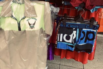 Disfraz de policía de Ecuador para niños.