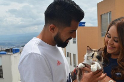 Adolfo Muñoz, jugador de Técnico Universitario, y Jocelyn Vera, de radio Retumba de Ambato y Diblu de Guayaquil, con su gata Bruna.