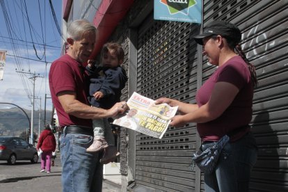 En la Mena 2 y La Gatazo, sur de Quito, Ruth vende EXTRA. También nos promociona por redes.