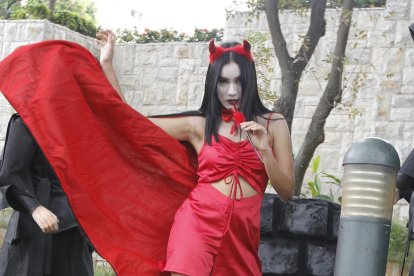 Para un look de diabla luce un jumper de seda con abertura. Si quieres un toque más dramático  agrega una capa. No olvides los cuernos.