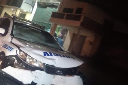 Este carro de la Policía, conducido por un supuesto violador, se estrelló contra otros tres patrulleros.