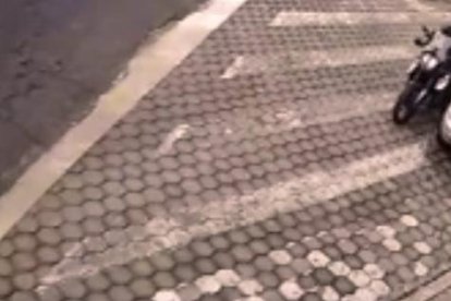 Los delincuentes se movilizan en una moto de alta gama.