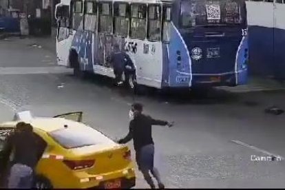 Momento en que los sujetos intentaban ingresar en el carro al ciudadano.