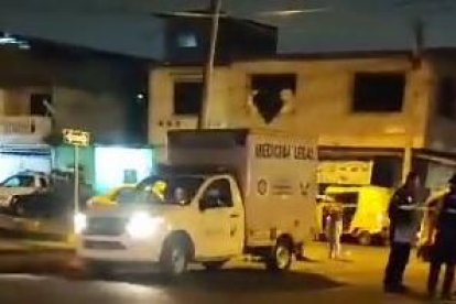 Policías llegaron al punto para trasladar el cadáver hacia la morgue.