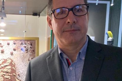 El artista cubano Saidel Brito junto a su obra 