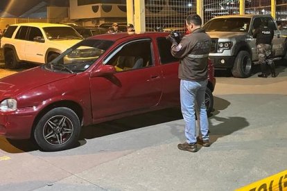 Miembros de Criminalística acudieron hasta el lugar donde se dio el ataque armado.