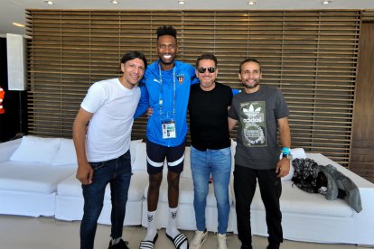Históricos de Liga de Quito en el hotel en Punta del Este: Rambert Vera, Alexander Domínguez, Patricio Urrutia y Paúl Ambrosi.