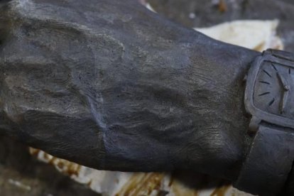 En la escultura de Sixto Durán-Ballén, el autor Howard Taikeff le puso un reloj, para recordar la medida para frenar la crisis energética.