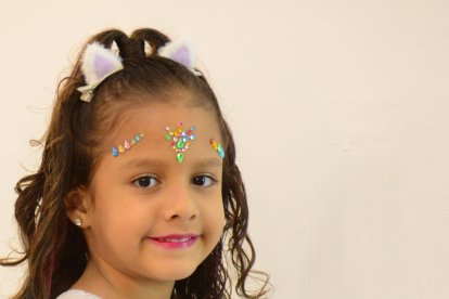 El estilo de JLo. Este peinado garantiza estilo y ternura. Decóralo con vinchas de felpa y brillos.