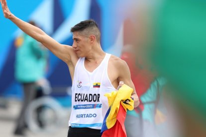En Imágenes la llegada de David Hurtado para coronarse campeón de los Juegos Panamericanos Santiago 2023 en 20 km marcha  y entregar la tercera de ORO al país