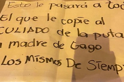 Los sicarios antes de escapar dejaron un panfleto en el interior del auto, cerca del cadáver.