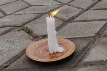 En el sitio del múltiple crimen, moradores colocaron una vela para rezar.