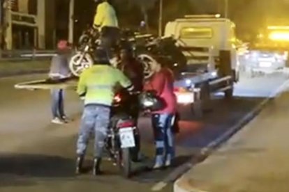 Personal de control retuvo motos en Cuenca.