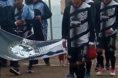 Cada  equipo que se presentó contó con uniformes y madrina.