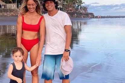 El deportista junto a su familia: su esposa Marie (surfista canadiense) y su hijito (Tiago).