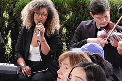 La artista Gaby Pinto, acompañada de un grupo musical, cantó temas de la liturgia y relacionados al Día de los Difuntos.