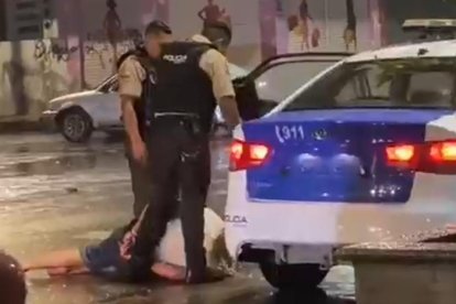 En esta imagen se muestra al jugador en el piso y rodeado de policías.