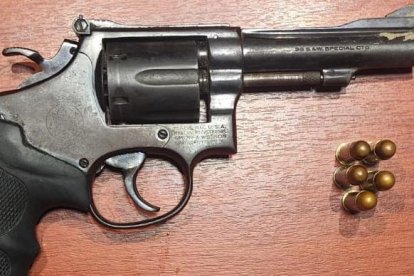 Varias armas de fuego fueron requisadas por los agentes.