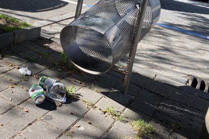 Este cesto no cuenta con fondo en una intersección con la avenida Amazonas.