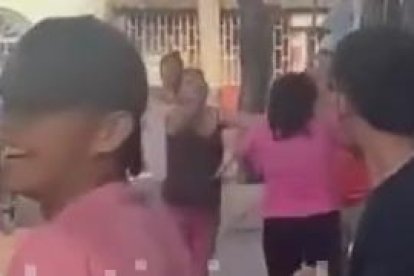 No faltaron los mirones que celebraron y grabaron el ‘pito’.