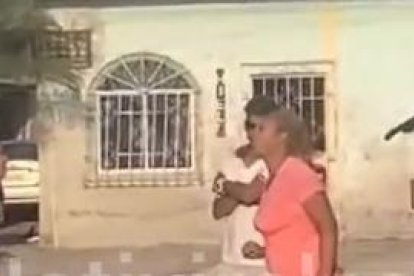 La pelea inició entre dos mujeres y en menos de 10 segundos se fueron a las manos.