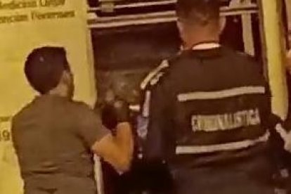 Momento en que el cadáver era retirado por agentes.