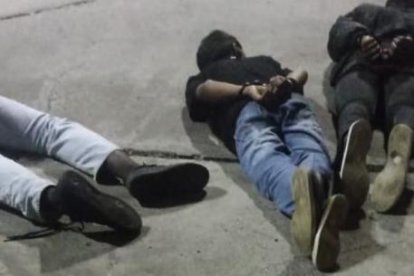 La Policía retuvo a tres personas, uno quedó detenido acusado de robo.