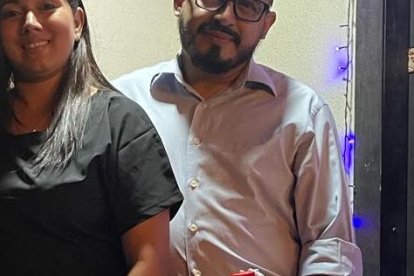 María Fernanda acompañada de sus hijas y su esposo.